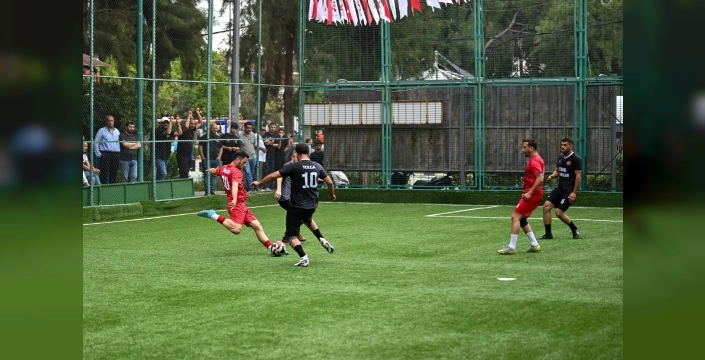 Bornova'da dostluk dolu futbol turnuvası sona erdi