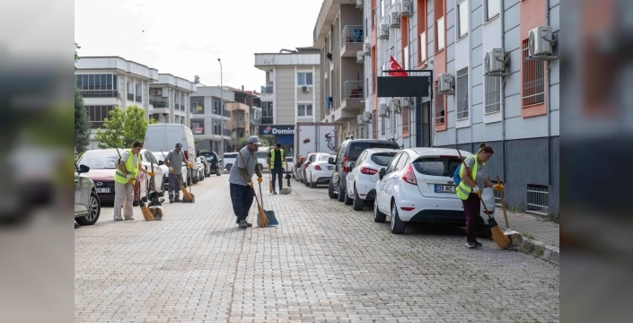 Bornova'da sokaklar pırıl pırıl oluyor: Belediye seferber oldu