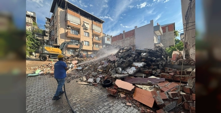 Buca Onat Tüneli çevresindeki tehlikeli yapılar nihayet ortadan kalkıyor: Uzlaşı sağlandı, yıkımlar tamamlanıyor