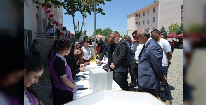 Bulanık'ta meslek lisesi öğrencilerinden muhteşem yıl sonu sergisi ve defilesi