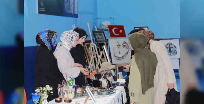 Çat'ta yıl sonu sergisi, kursiyerlerin yeteneklerini sergiledi