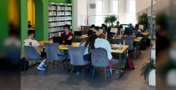 Çayırovalı gençler, kitap kahvelerde sınav hazırlığı yapıyor