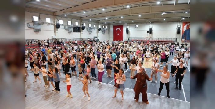 Çiğli’de aerobik ve dans gecesi coşkusu dorukta