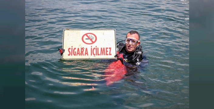 Denizin dibinden çıkan 'sigara içilmez' tabelası pes dedirtti!