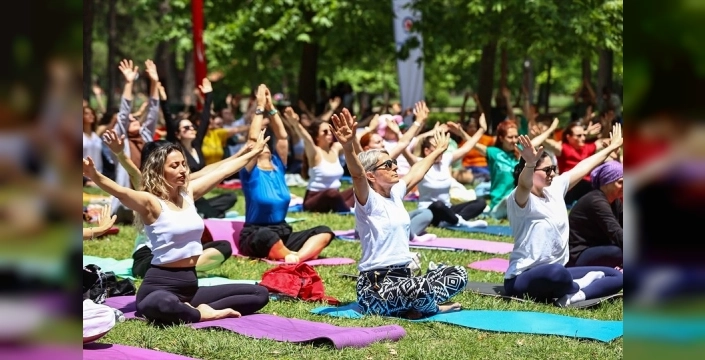 Denizli'de Dünya Yoga Günü coşkusu: Yeşil doğada binlerce kişi nefes aldı