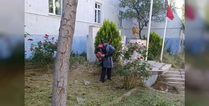 Edirne'de Kurtuluş İlkokulu bahçesindeki otlar, velileri har