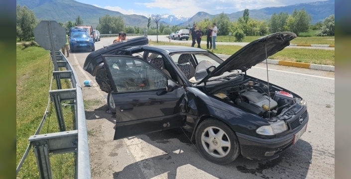 Erzincan'da feci kaza: İki otomobil çarpıştı, 4 yaralı