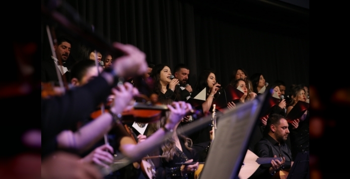 Erzurum'da öğretmenlerden oluşan Maarif Orkestrası coşku dolu bir konser verdi