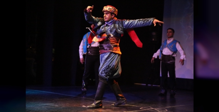 Erzurum'da öğretmenlerin halk dansları gösterisi büyük ilgi topladı