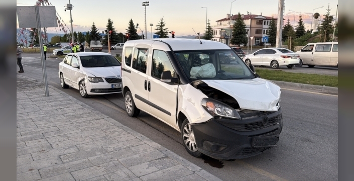 Erzurum'da trafik kazasında 3 kişi yaralandı
