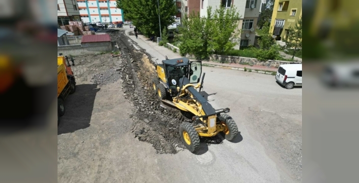 Erzurum'un yolları yenileniyor: Aziziye'de asfalt sezonu açıldı
