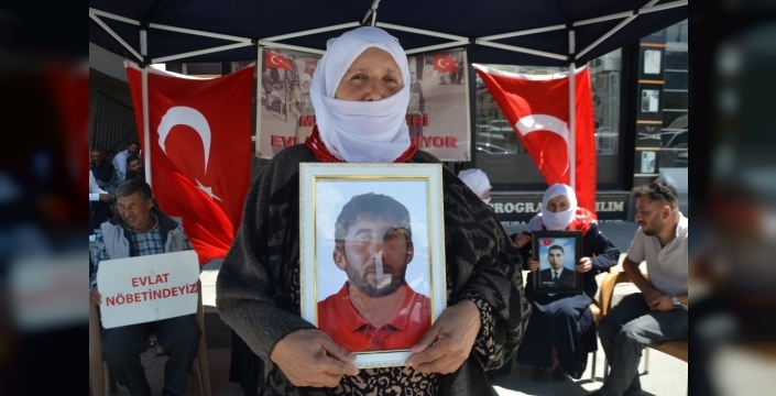 Evlat hasretiyle yanan yürekler: DEM Parti önünde umut bekleyişi sürüyor