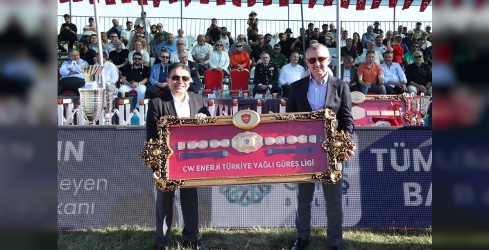 Feyzullah Aktürk, Kocaeli'de başpehlivanlık kemerini kazandı