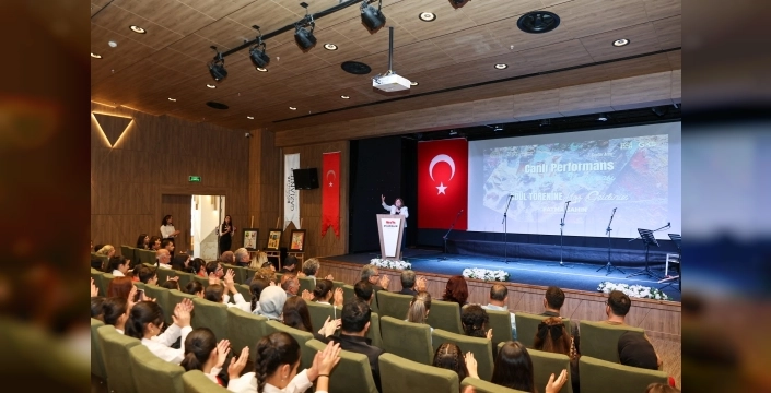 Gaziantep'te sanatla buluşan öğrenciler ödüllerini
