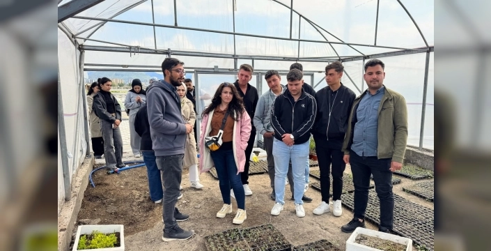 Genç fidanlar, ustaların rehberliğinde toprağa kök salıyor
