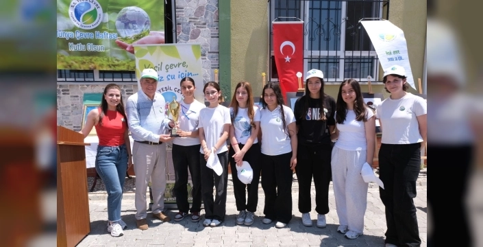 Gençler geri dönüşümle geleceği şekillendiriyor: Fidan dikimi ve yarışmalarla dolu bir çevre şöleni