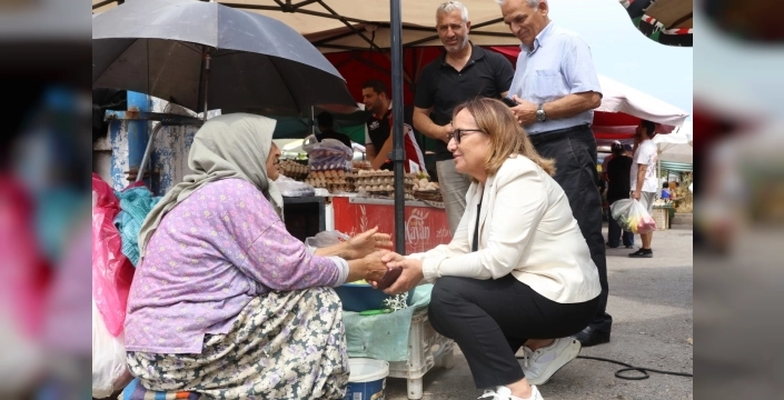 Güzelbahçe'de Başkan Vekili Akın, pazar esnafını ziyaret etti