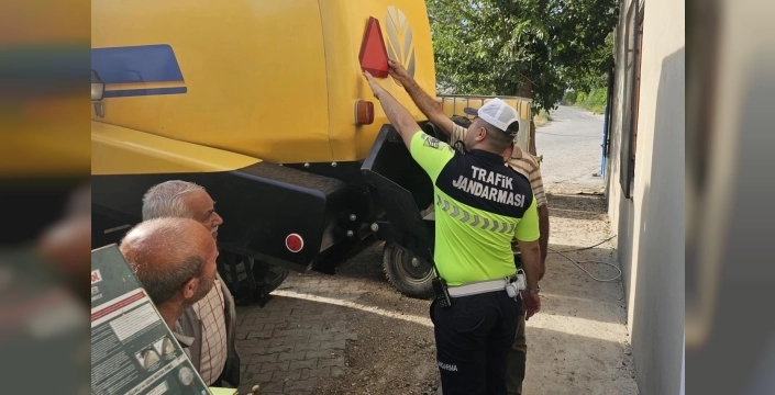 Hasat telaşında trafik denetimi: Şanlıurfa jandarması tarlad