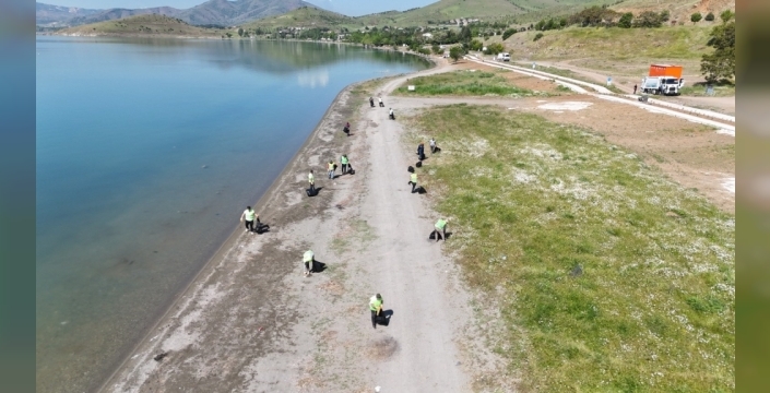 Hazar Gölü'nün SİT alanı temizlendi: 12 ton çöp denize karışmadan toplandı!
