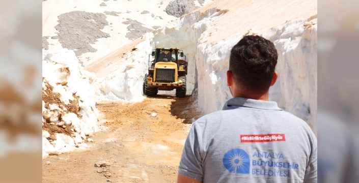 Haziran ayında Antalya yaylalarında 10 metrelik kar sürprizi