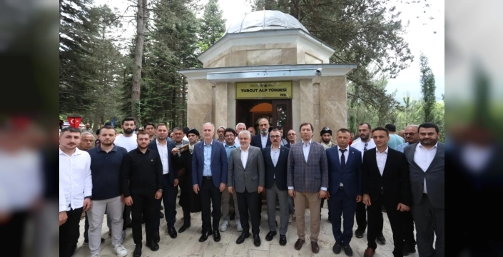 İnegöl'ün Fatihi Turgut Alp, kabri başında dualarla anıldı: Tarihimize sahip çıkmak geleceğe yürümektir