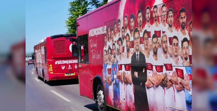 İstanbul caddelerinde ay yıldızlı coşku: İETT'den milli takıma özel jest!