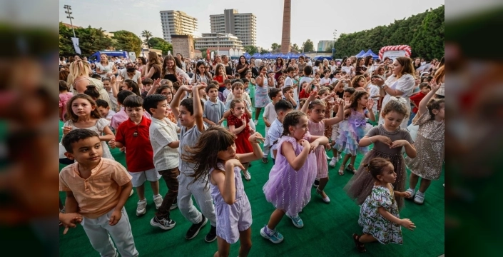 İzmir'de çocuklar için yıl sonu şenliği coşkuyla kutlandı