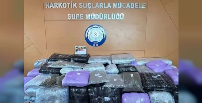 İzmir'de dev uyuşturucu darbesi: 371 kilo zehir ele geçirildi, bir şüpheli yakalandı