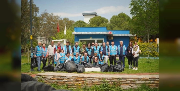 İzmir'de gönüllülerle parklar temizlendi