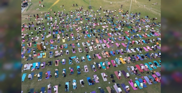 İzmir'de yoga festivali coşkusu: Kültürpark'ta matlar serildi