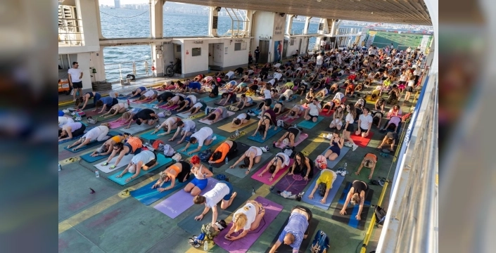 İzmir Körfezi'nde 400 kişilik yoga etkinliği gerçekleştirildi