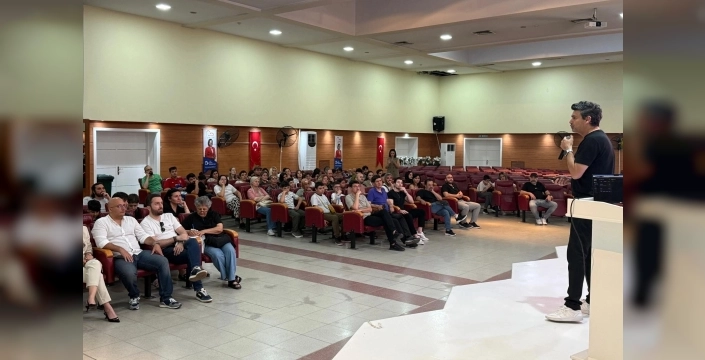 İzmit'te gençlere yapay zeka semineri büyük ilgi gördü