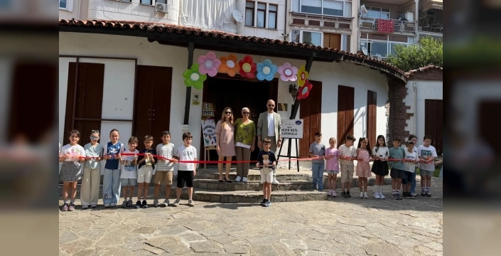 İzmit'te minik ressamların sergisi büyük ilgi gördü