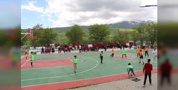 Karlıova'da yıl sonu coşkusu: Kaymakam Bıçak öğrencilere eşlik etti