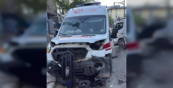 Kars'ta ambulans ile otomobil çarpıştı, 4 kişi yaralandı