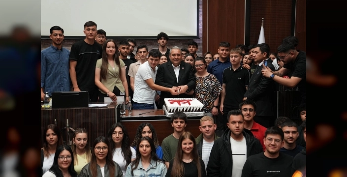 Keçiören'de stajyerler mezun oldu, pasta kesildi!