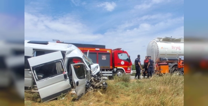Keşan-Gelibolu yolunda dehşet: Tıra çarpan minibüs takla attı, 16 yaralı!
