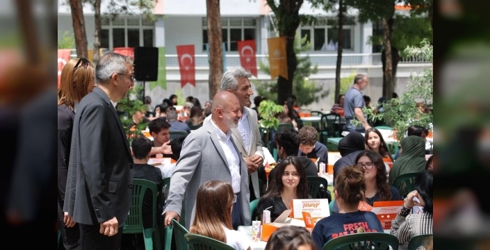 Koca Burger, Sümer Fen Lisesi'nde gençlerle buluştu