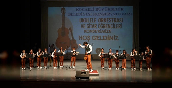 Konservatuvarda sahne alan gençler, müzikle coşup 