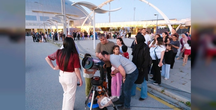 Konya Bilim Merkezi'nde gökyüzü şöleni: Binlerce kişi yıldızlara ve gezegenlere kilitlendi
