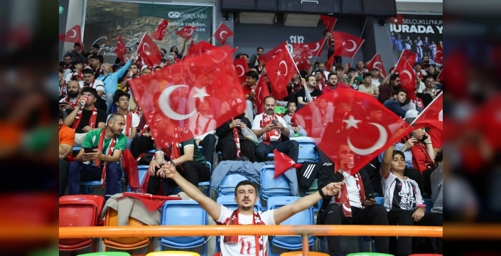 Konya'da dev ekranla milli heyecan dorukta
