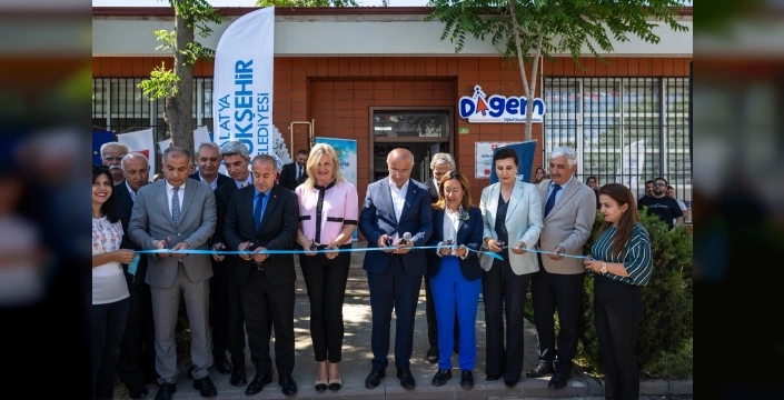 Malatya'da dijital gençlik merkezi açıldı: Geleceğ
