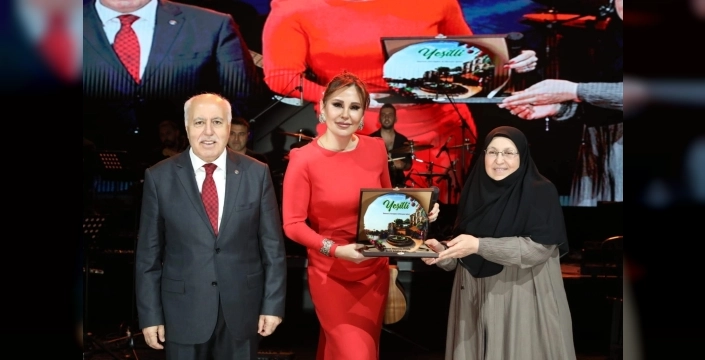 Mardin Yeşilli Kiraz Festivali'nde Funda Arar rüzgarı esti