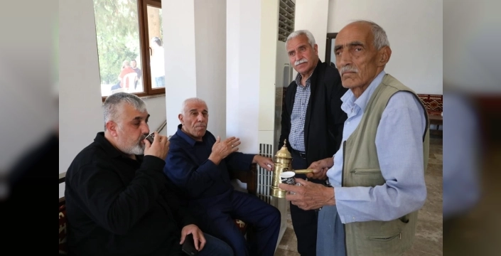 Mardinli Veysi Usta, 64 yıldır acıyı tatlıyı mırra