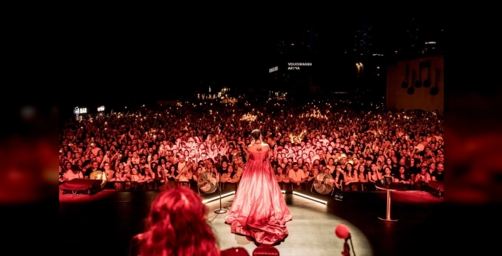 Melike Şahin, Maximum Uniq Açıkhava'da muhteşem bir performans sergiledi