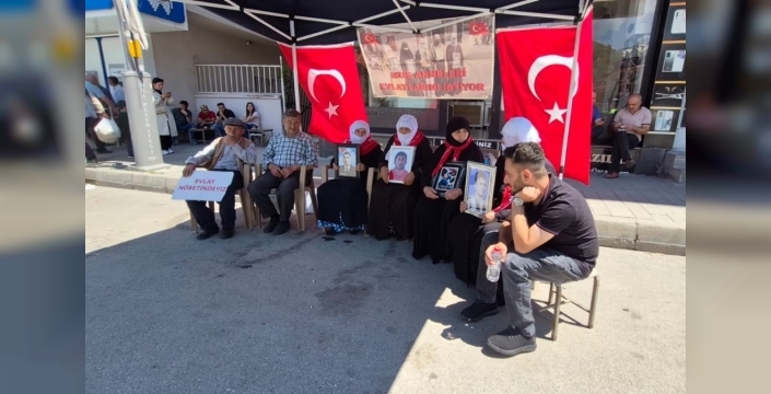 Muş'ta aileler, çocukları için DEM Parti önünde eylemlerine devam ediyor