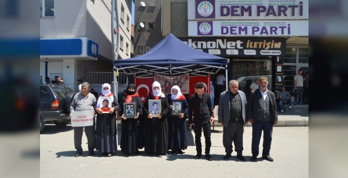 Muş'ta aileler, DEM Parti önünde evlatları için ey