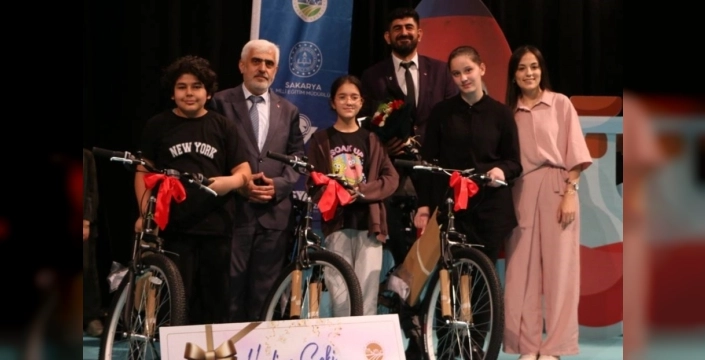 Sakarya'da bilim çocukları ödüllerini aldı