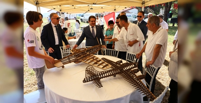 Sakarya Roket Şenliği'nde gençler, gökyüzüyle buluştu