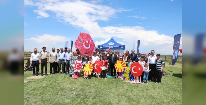 Sultan Sazlığı semaları, rengarenk uçurtmalarla şenlendi: Kayseri'den gençlere doğa ve spor dolu bir gün
